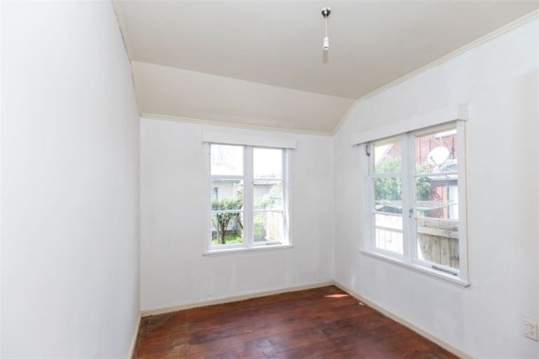 Photo of property in 2 Old Farm Road, Hamilton East, Hamilton, 3216