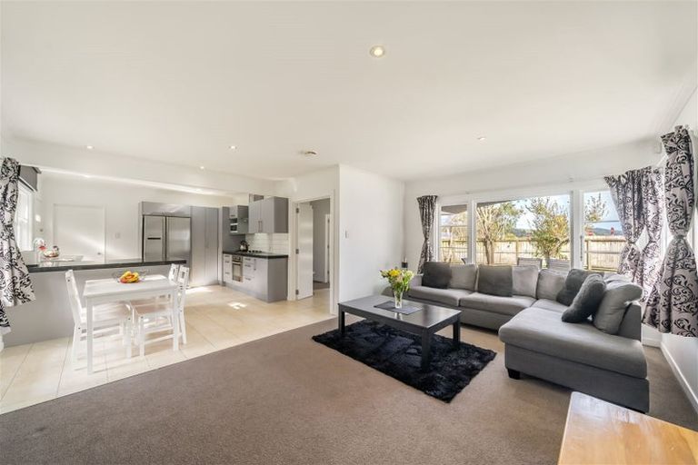 Photo of property in 1 Moeraki Road, Maoribank, Upper Hutt, 5018