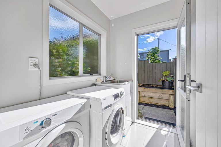 Photo of property in 2 Oakpark Place, West Harbour, Auckland, 0618