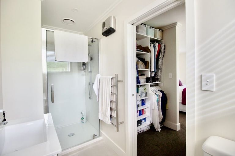 Photo of property in 17a Target Road, Totara Vale, Auckland, 0629