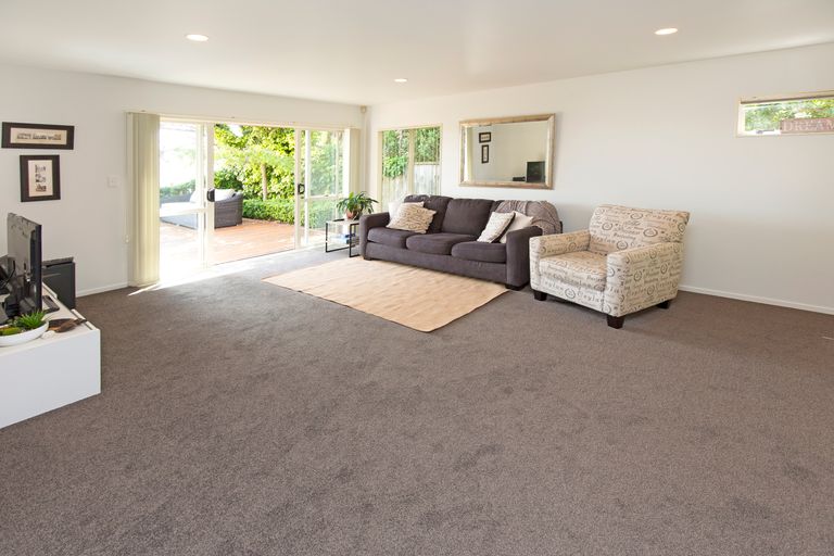 Photo of property in 3/39 Wade River Road, Stanmore Bay, Whangaparaoa, 0932