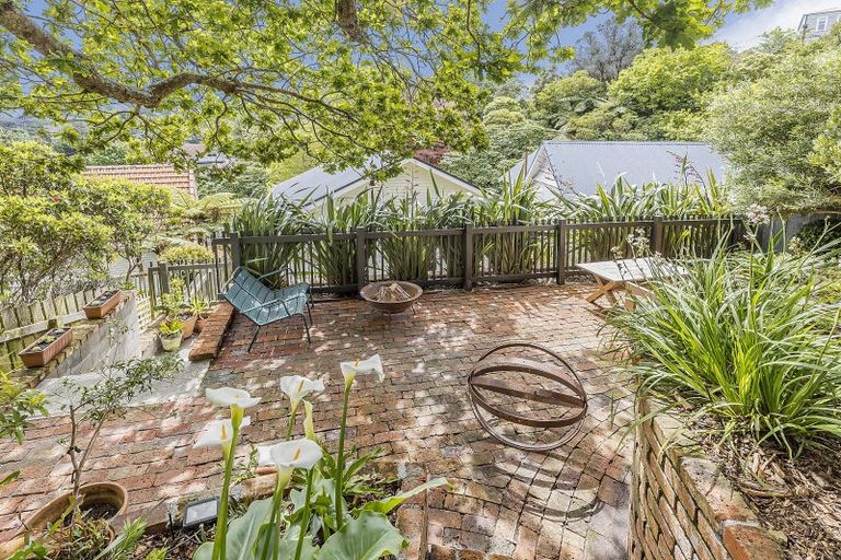 Photo of property in 19 Lower North Terrace, Kelburn, Wellington, 6012