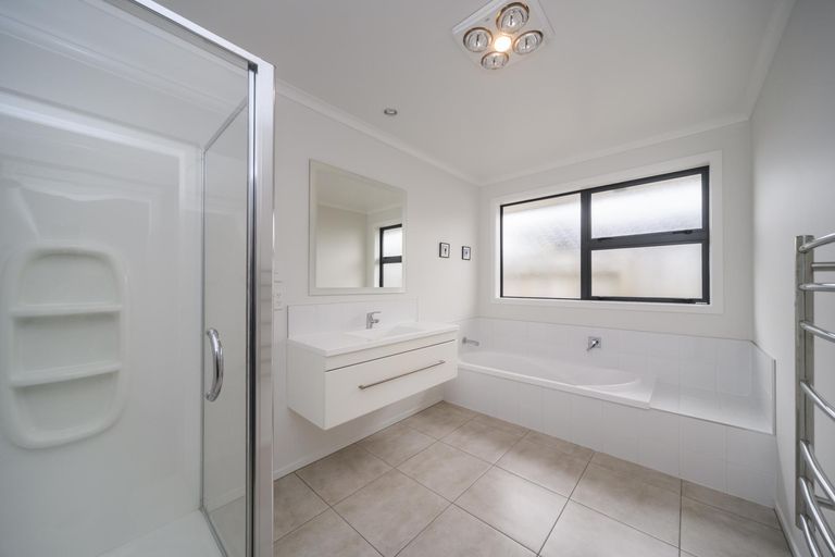 Photo of property in 15 Lorenzo Place, Kelvin Grove, Palmerston North, 4414