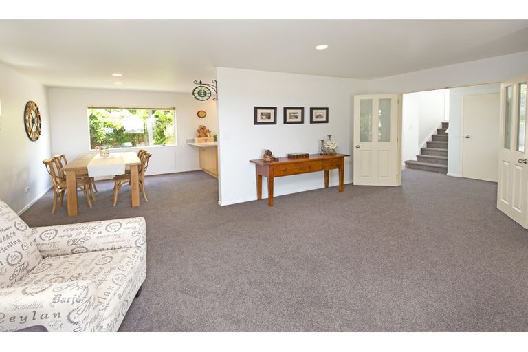 Photo of property in 3/39 Wade River Road, Stanmore Bay, Whangaparaoa, 0932