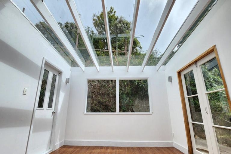 Photo of property in 72 Kelburn Parade, Kelburn, Wellington, 6012