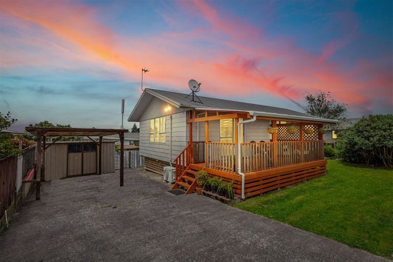 Photo of property in 2/146a Don Buck Road, Massey, Auckland, 0614