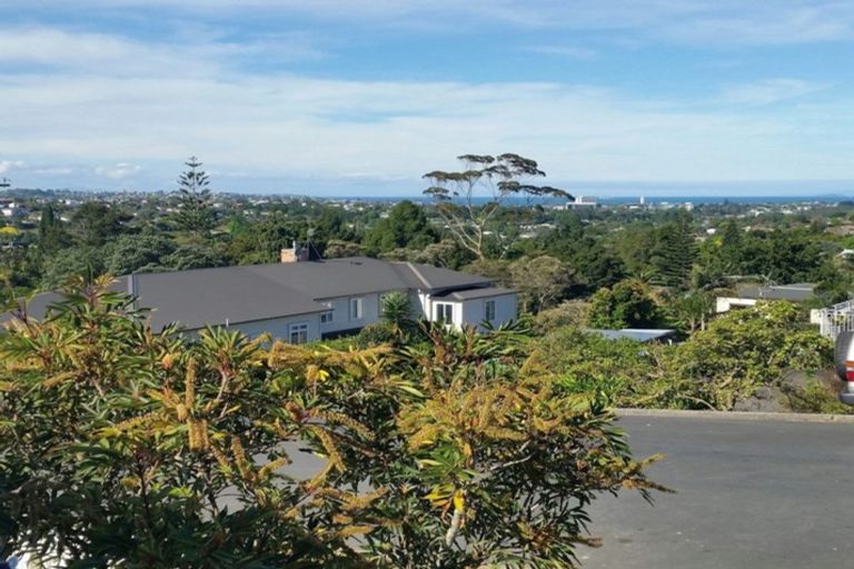 Photo of property in 1/8 Pupuke Road, Hillcrest, Auckland, 0627