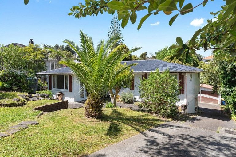 Photo of property in 26 Selwyn Crescent, Forrest Hill, Auckland, 0620