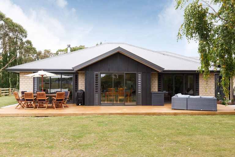 Photo of property in 10 Taumata Rise, Acacia Bay, 3385