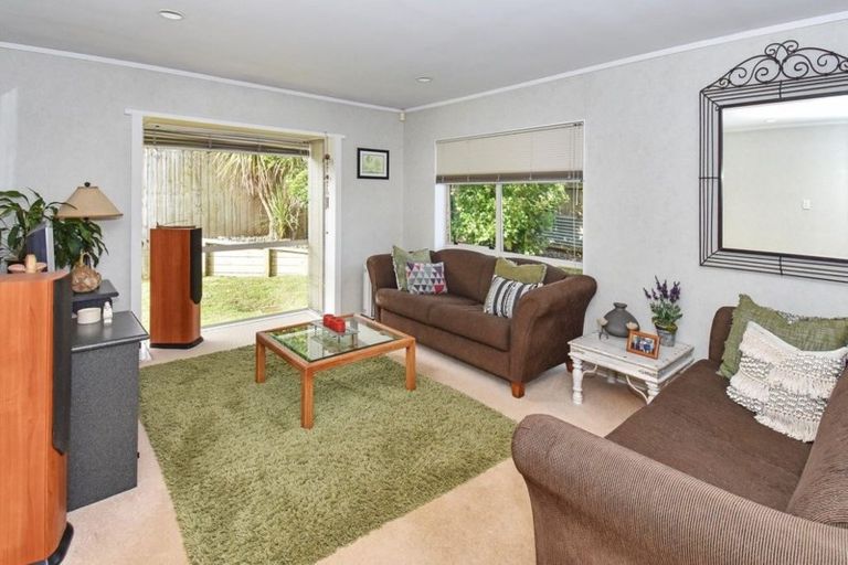 Photo of property in 2/7 Zurich Place, Weymouth, Auckland, 2103