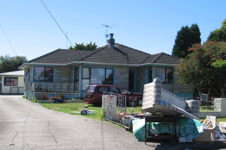Photo of property in 8 Ingleby Place, Kelston, Auckland, 0602