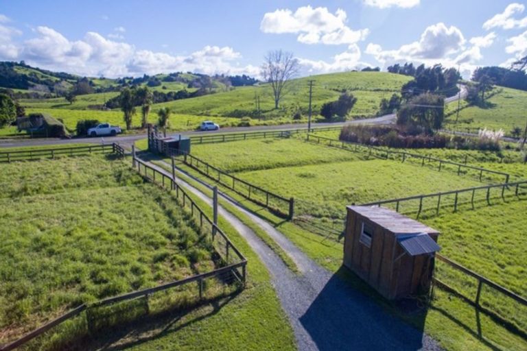 Photo of property in 32 Franklin Road, Paparoa, 0571