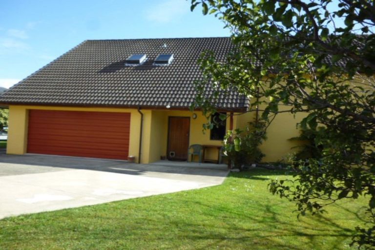 Photo of property in 8 Admiralty Place, Waikawa, Picton, 7220