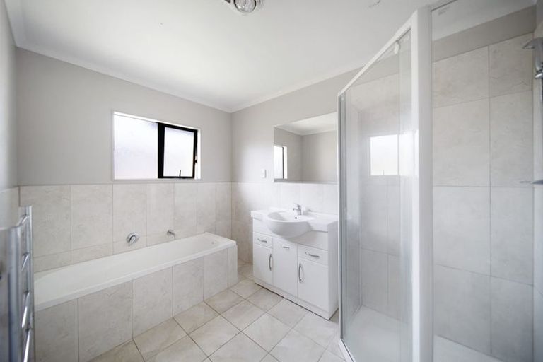 Photo of property in 20 Fairchild Avenue, Goodwood Heights, Auckland, 2105