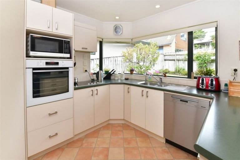 Photo of property in 2/12 Sundown Avenue, Manly, Whangaparaoa, 0930