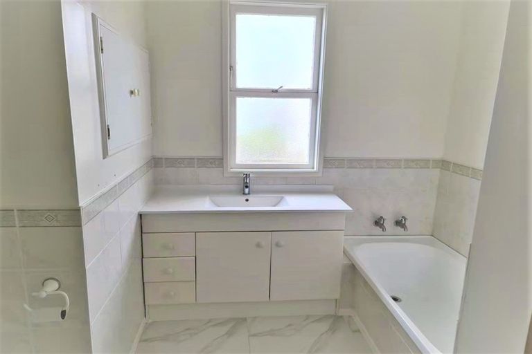 Photo of property in 3 Fowler Street, Northcote, Auckland, 0627