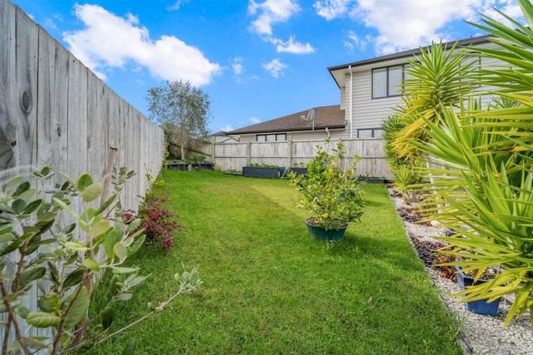 Photo of property in 18 Maylee Crescent, Gulf Harbour, Whangaparaoa, 0930