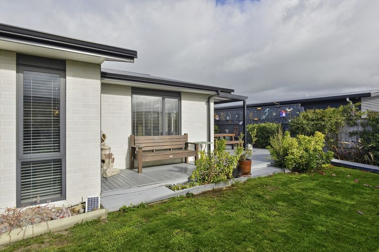 Photo of property in 2 Devon Lane, Carterton, 5713