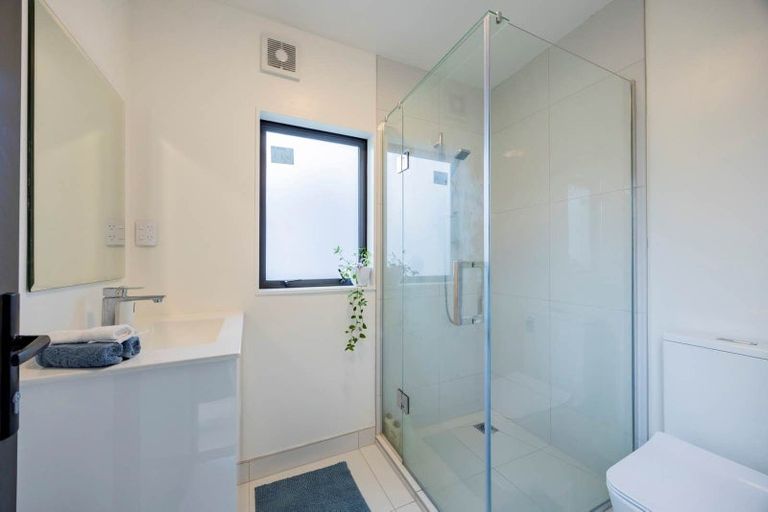 Photo of property in 1/307a Wairau Road, Totara Vale, Auckland, 0627