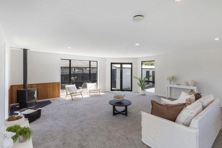 Photo of property in 17 Banks Place, Rangiora, 7400