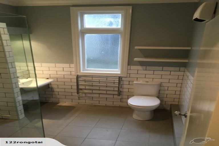 Photo of property in 122 Rongotai Road, Kilbirnie, Wellington, 6022