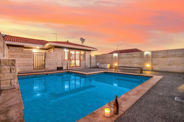 Photo of property in 16 Banksia Place, Goodwood Heights, Auckland, 2105