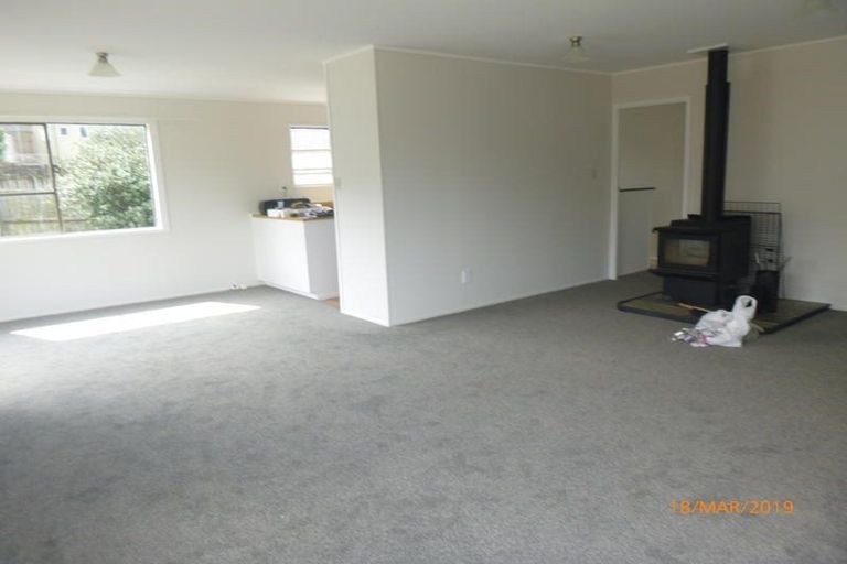 Photo of property in 8 St Catherine Crescent, West Harbour, Auckland, 0618