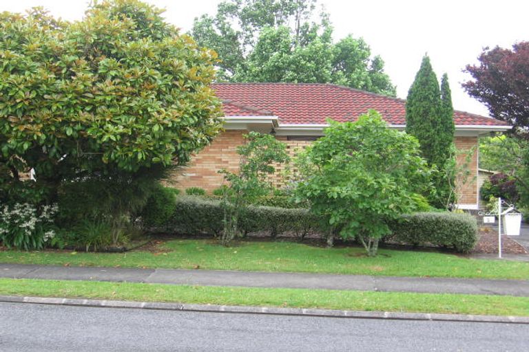 Photo of property in 6 Tupaki Place, Pakuranga Heights, Auckland, 2010