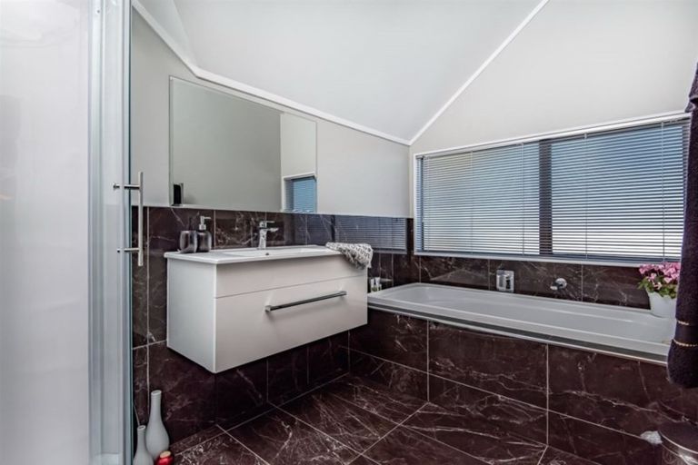 Photo of property in 6 Delisle Place, Windsor Park, Auckland, 0632