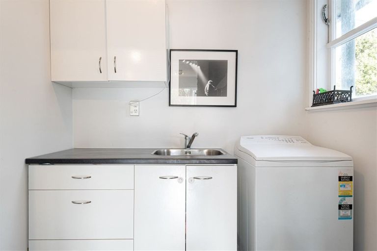 Photo of property in 83 Onewa Road, Northcote, Auckland, 0627