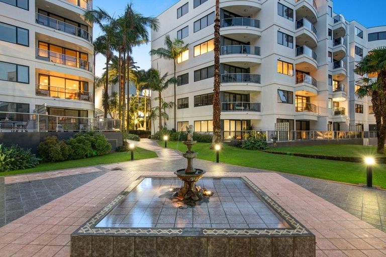 Photo of property in 1e/175 Hurstmere Road, Takapuna, Auckland, 0622
