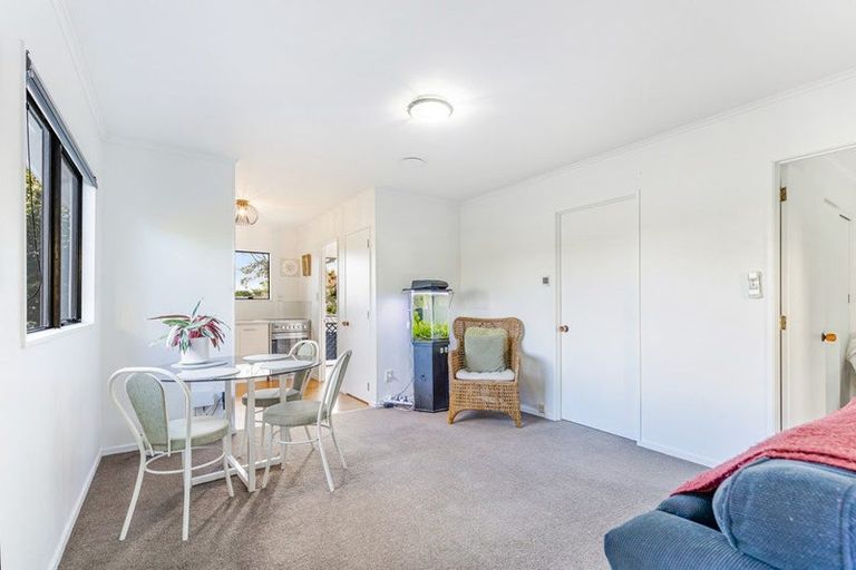Photo of property in 1/6 Peterhouse Place, West Harbour, Auckland, 0618