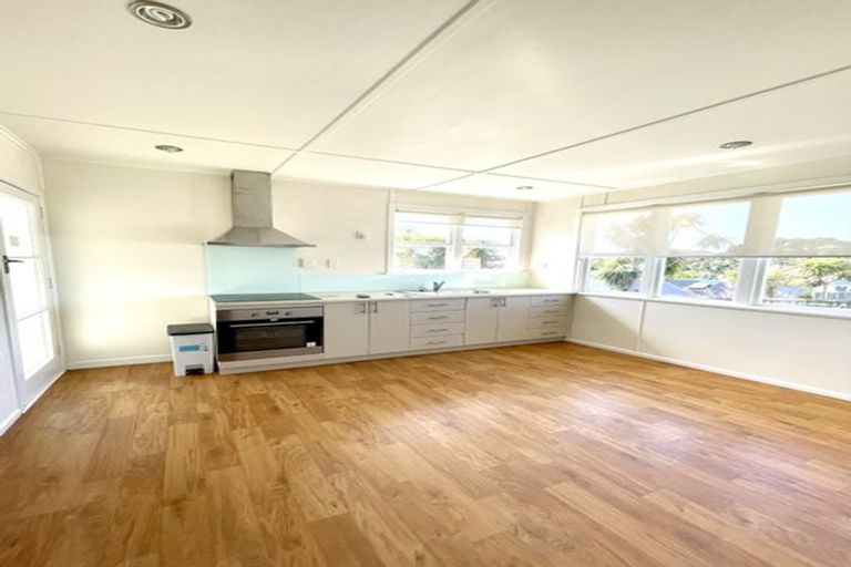 Photo of property in 4 Balmain Street, Newlands, Wellington, 6037