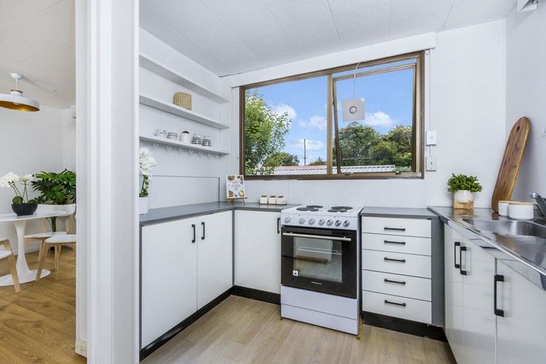 Photo of property in 1/144 Sunset Road, Unsworth Heights, Auckland, 0632