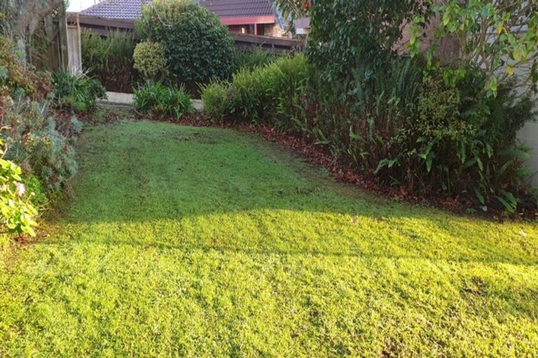 Photo of property in 1/43 Eastcliffe Road, Castor Bay, Auckland, 0620