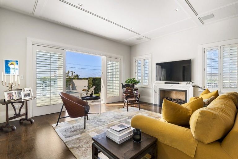 Photo of property in 21 Stanley Point Road, Stanley Point, Auckland, 0624