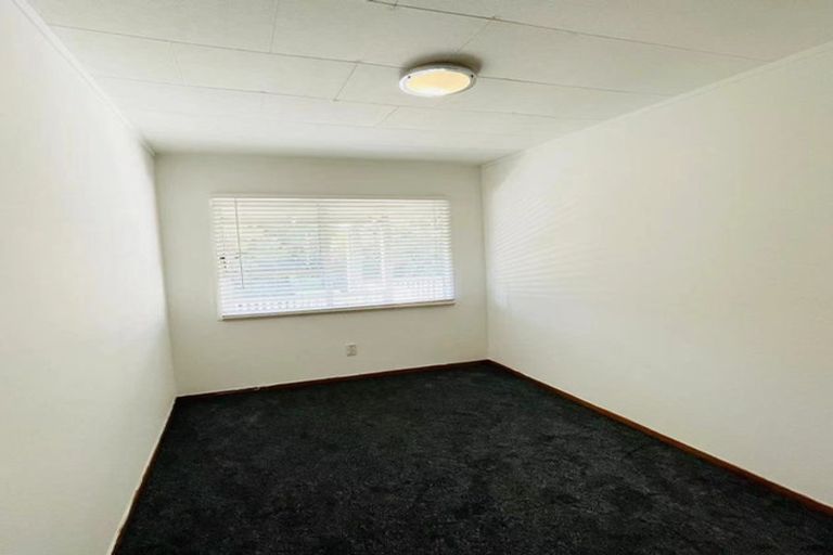 Photo of property in 72 Kaipatiki Road, Glenfield, Auckland, 0629