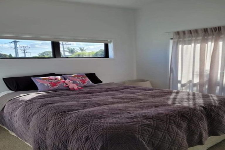 Photo of property in 1/60 Hepburn Road, Glendene, Auckland, 0602