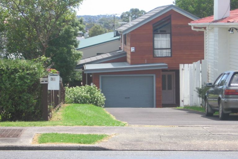 Photo of property in 1/3 Raleigh Road, Northcote, Auckland, 0627