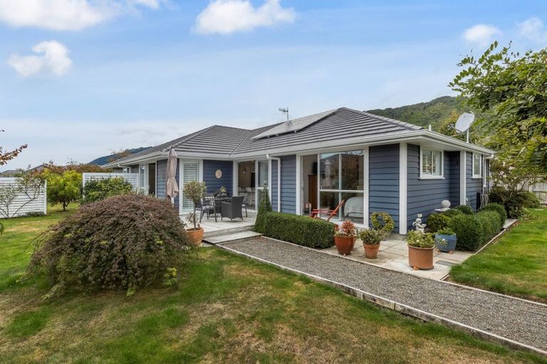 Photo of property in 27 Waipunahau Road, Waikanae, 5036