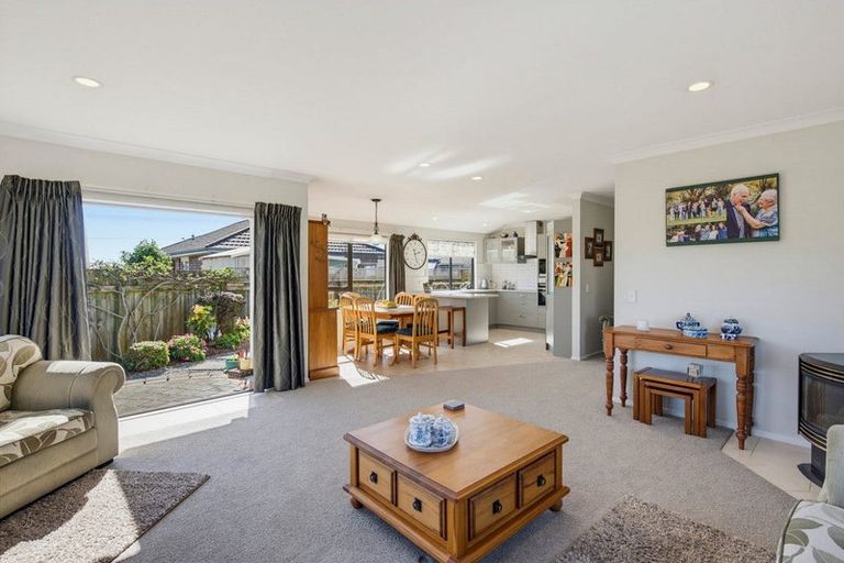Photo of property in 4 Balmerino Grove, Waikanae, 5036