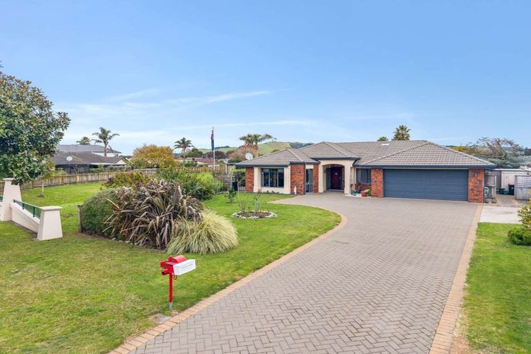 Photo of property in 37 Pacific Cove Drive, Papamoa Beach, Papamoa, 3118
