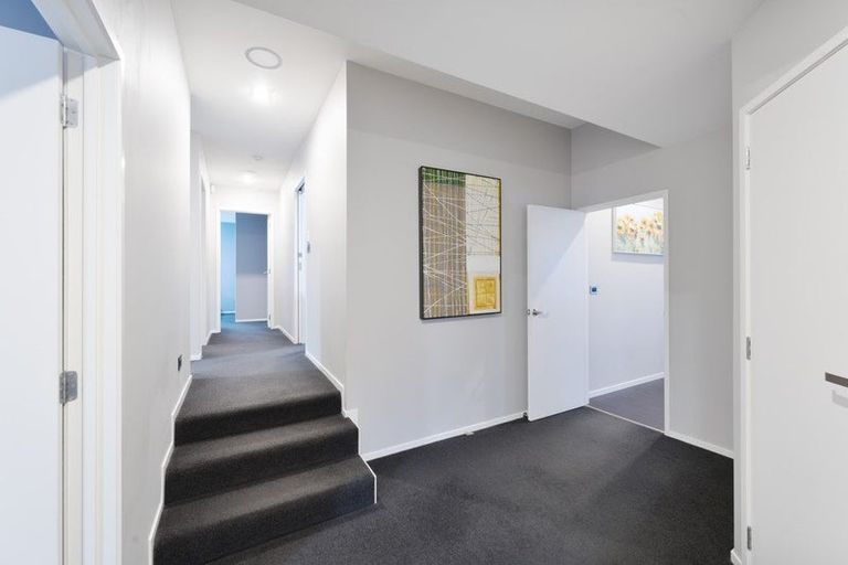 Photo of property in 94 Lake Panorama Drive, Henderson Valley, Auckland, 0612