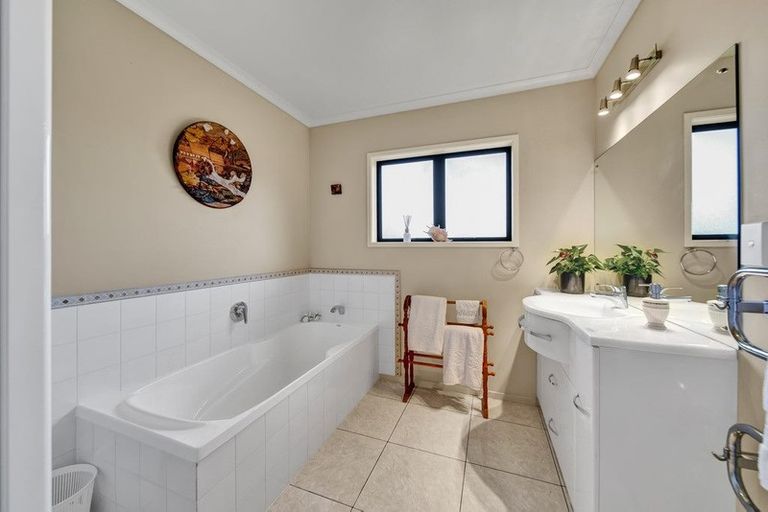 Photo of property in 4 Willow Place, Whalers Gate, New Plymouth, 4310