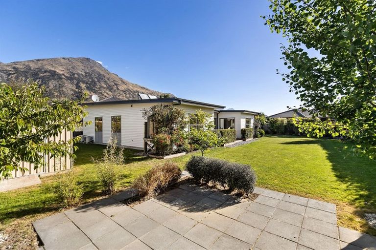Photo of property in 12 Mystery Grove, Lake Hayes, Queenstown, 9304