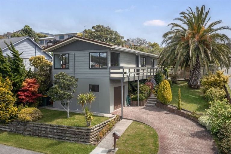 Photo of property in 10 Albatross Close, Whitby, Porirua, 5024