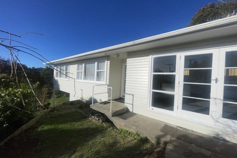 Photo of property in 11 Innes Way, Newlands, Wellington, 6037