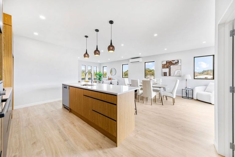 Photo of property in 63 Mcindoe Road, Kumeu, 0810