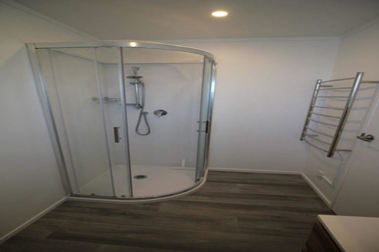 Photo of property in 14b Bayswater Place, Newlands, Wellington, 6037