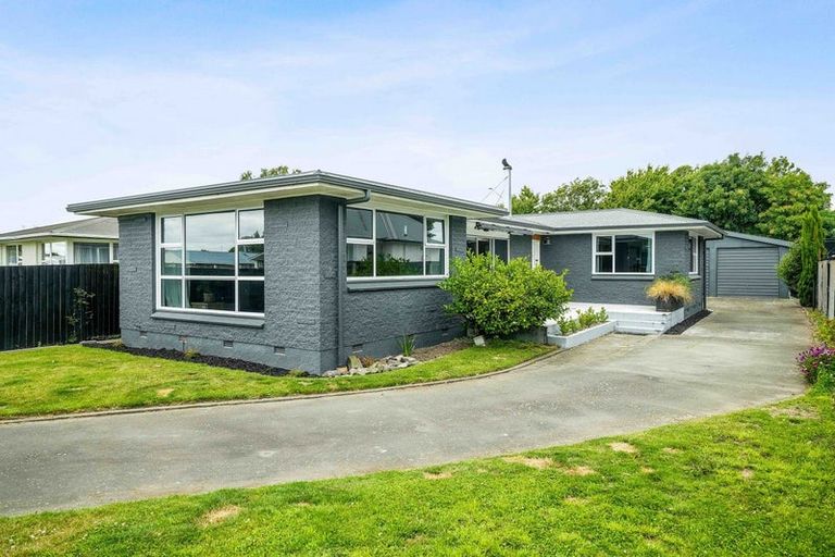 Photo of property in 25 Camelia Place, Islington, Christchurch, 8042